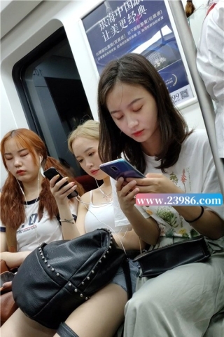 查看完整内容：地铁上的三位青春靓丽小姐姐 [1.50 GB/MP4]（视频版） - 共6张图片