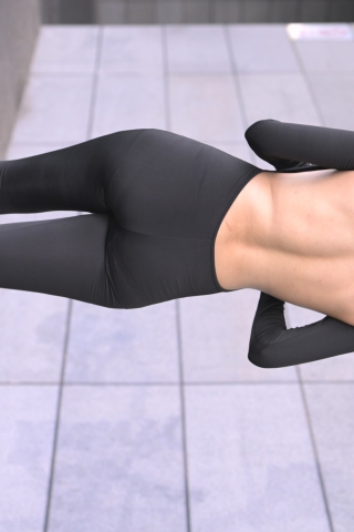 紧身黑裤美女4K视频纯享版