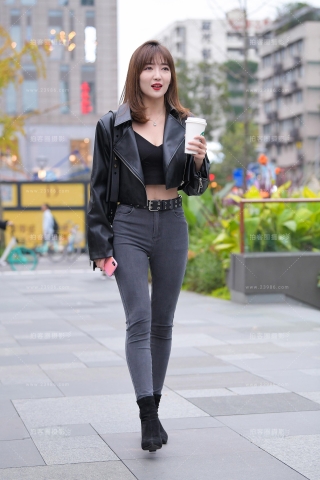 高挑紧牛小姐姐