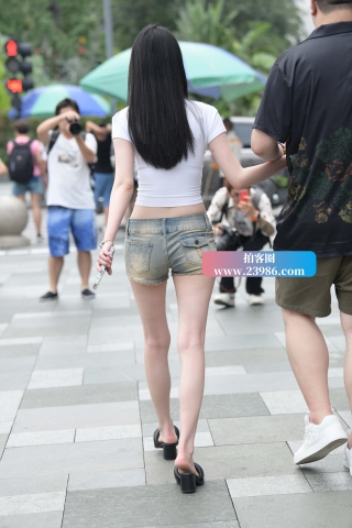 街拍热裤小女友~