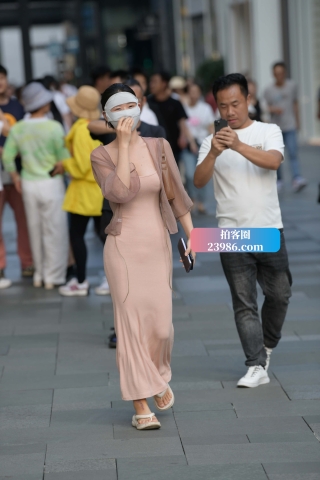 凹凸有致的长裙蒙面美女