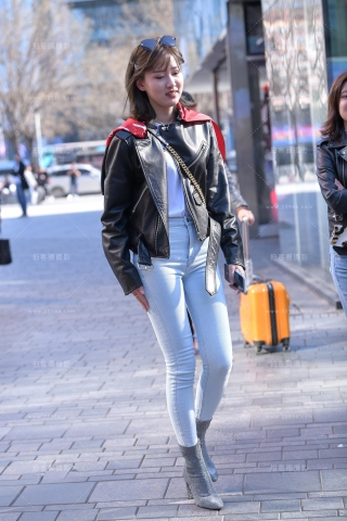 上楼梯的蓝色紧牛