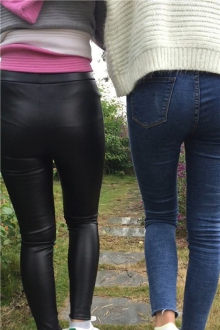 查看完整内容：清纯小学妹小红和小玲皮裤牛仔裤模拍第一季 [1.35 GB]（视频版） - 共10张图片