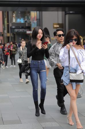 查看完整内容：好苗条的牛仔美女 - 共18张图片