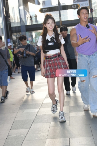 开心的JK短裙小姐姐