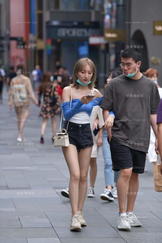 街拍打电话的热牛小妹