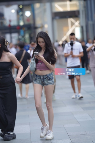 街拍热裤小蛮腰mm