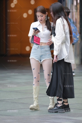 【玻璃街拍】牛仔热裤美眉