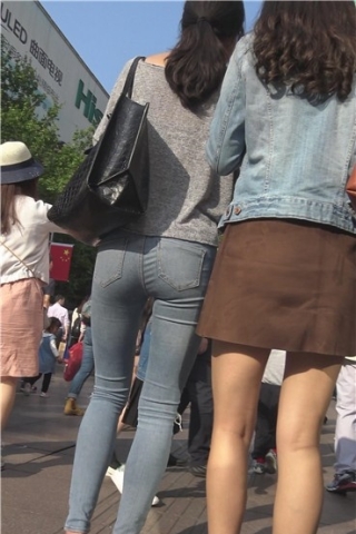 查看完整内容：4K - 街拍极品紧身蓝牛MM，姐俩喝着奶茶一路很开心 [1.48 GB]（视频版） - 共22张图片