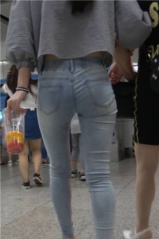 查看完整内容：4k-苗条细腿坡高跟蓝牛美女自助取票机前取票 [744 MB]（视频版） - 共8张图片