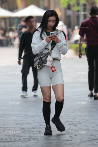 白色瑜伽短裤美女