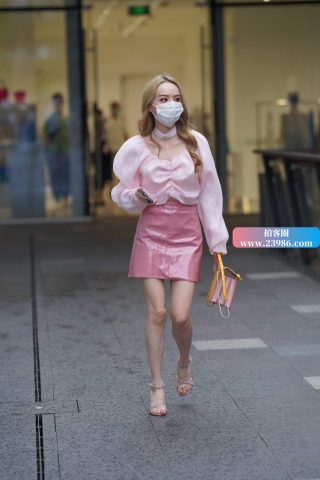 查看完整内容：街拍性感时尚粉色裙高跟靓女 - 共21张图片