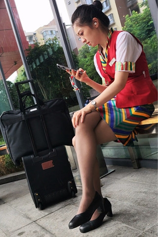 4K视频稀有场景酒店遇藏航空姐灰丝制服惊艳（视频版）