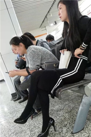 查看完整内容：黑色高跟，裤袜长腿MM（视频版） - 共8张图片