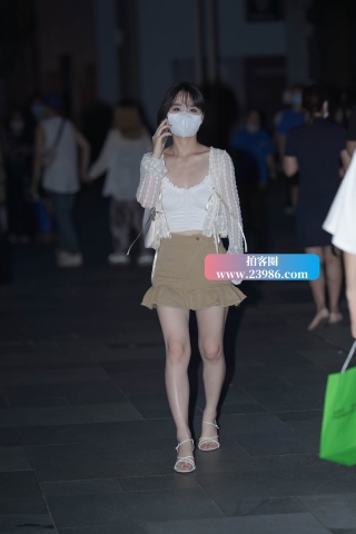 美腿美女打电话