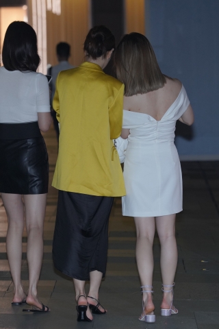 夜幕下动人的美女