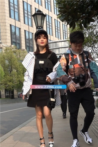 4K - 时尚的街拍美女 [991 MB/MP4]（视频版）