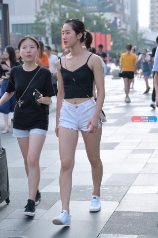 小背心，白热裤