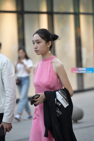 飘逸的粉色长裙女孩