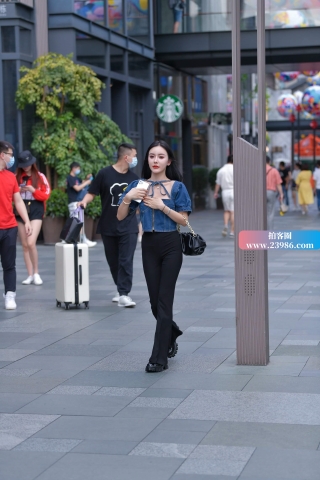 搭讪街拍黑色喇叭长裤美女