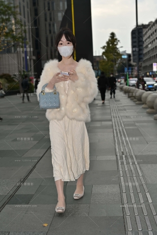 查看完整内容：搭讪穿丝的毛绒外套小仙女 - 共20张图片