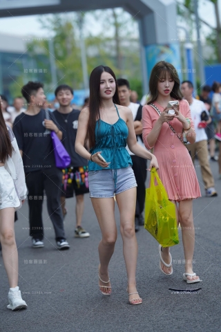 长腿热裤小姐姐