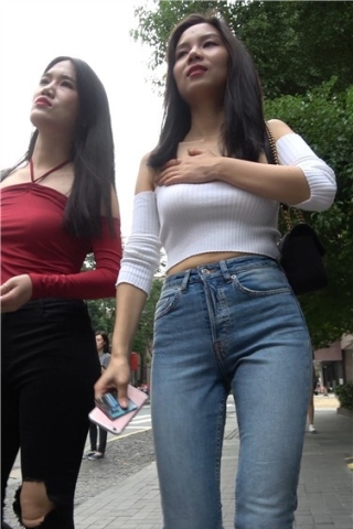 查看完整内容：4k超清，街拍一字抹胸甜美紧身蓝牛美女 [2.74 GB]（视频版） - 共12张图片