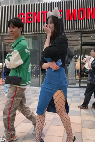 搭讪街拍蓝色开衩裙，网袜美女