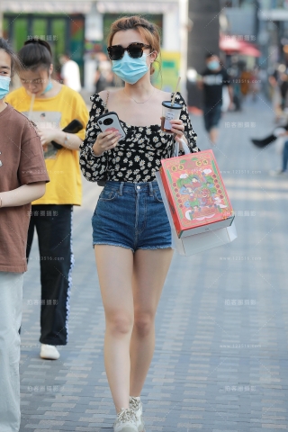 奶茶热裤Y Y小美女