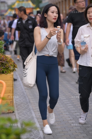 【街拍之魂赛帖】吃冰淇淋的性感紧身**