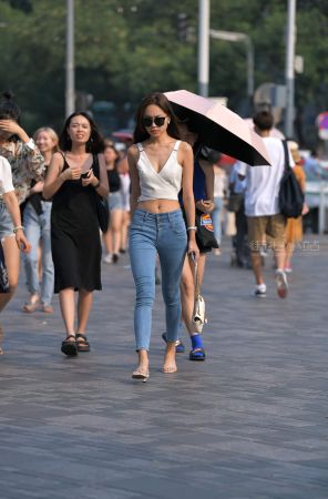 查看完整内容：苗条的牛仔小姐姐 - 共18张图片