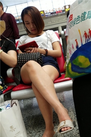 查看完整内容：4k超清，候车室拍摄热裤裸腿凉拖美女姐姐（视频版） - 共10张图片