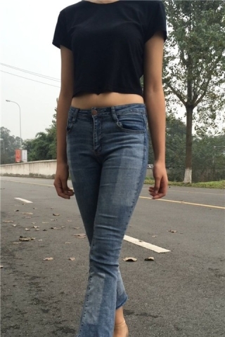 查看完整内容：户外约拍的紧身蓝牛美眉 [742 MB]（完整版） - 共6张图片