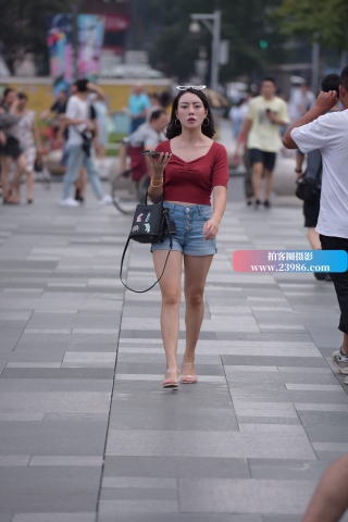 街拍热裤长腿美女