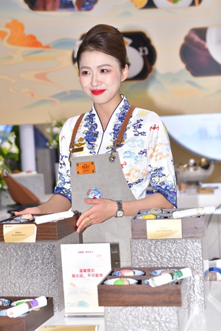 海航餐区吧台的空姐美女（完整版）