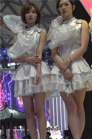 查看完整内容：4K 2018CJ展会舞台上的白裙美女showgirl [520 MB]（视频版） - 共6张图片