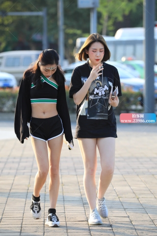 我更喜欢右边微胖的 你呢