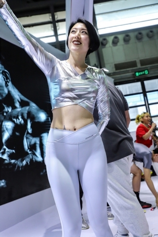 亮银色上衣&白色紧身裤