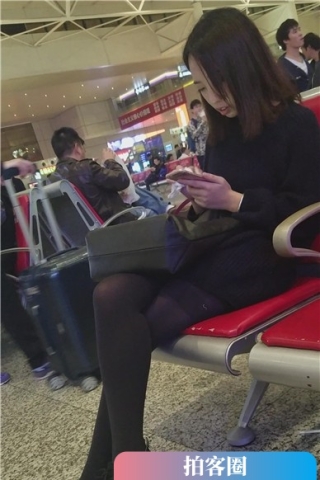 查看完整内容：4k-高铁站偶遇极品黑丝小萝莉，颜值超高。（视频版） - 共6张图片