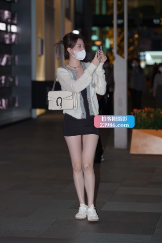 爱拍照的超短包臀裙小姐姐