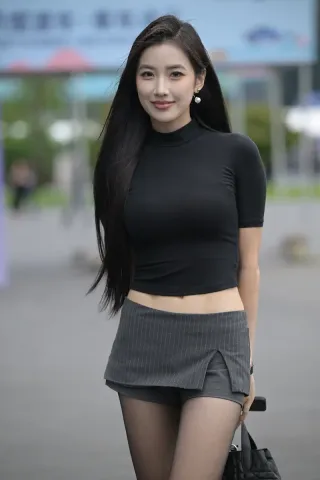 查看完整内容：黑丝超短裙女神【原图➕视频】（完整版） - 共4张图片