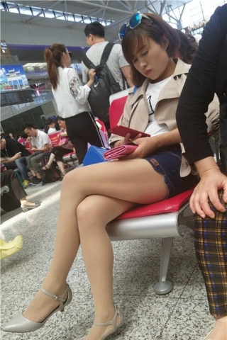 查看完整内容：4k视频，候车室拍摄极品丝袜美腿女神（视频版） - 共10张图片