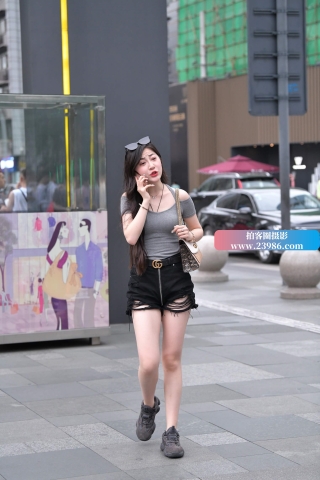 谁知道美女跟谁在通话