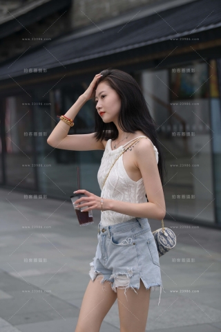 搭讪好美的热裤小姐姐