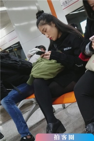 查看完整内容：4k-高铁站候车室拍摄美腿黑丝小清新女神姐姐。（视频版） - 共8张图片