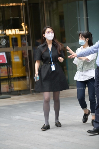 灰丝连衣裙眼镜妹