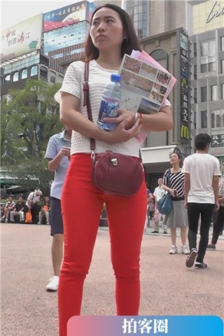 街拍红裤美臀性感美女街头做调查 [676 MB]（视频版）