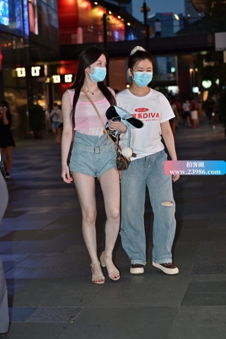 夜拍热牛美腿美女