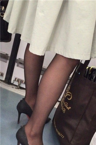 短发美女地铁上聊微信很投入（视频版）