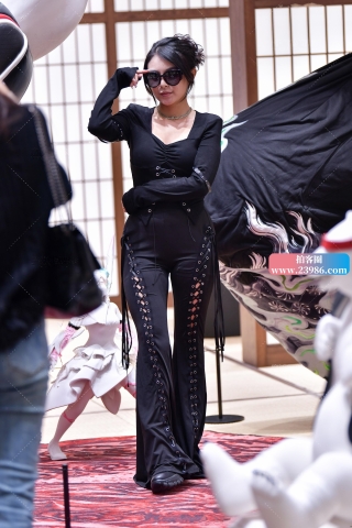 ★阔腿黑裤美女